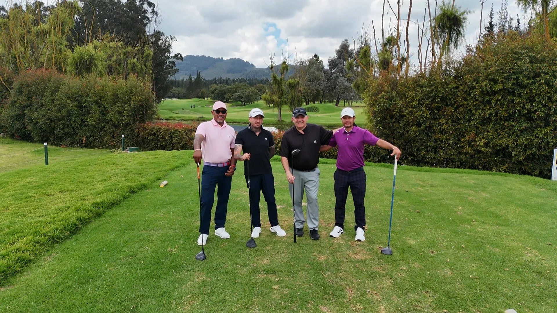 Golf buddies enjoying a premium golf trip in Bogotá with mountain views